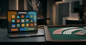 Links stilisierte digitale Walzen auf einem Monitor, rechts ein neutraler Casinotisch unter Studiolicht.